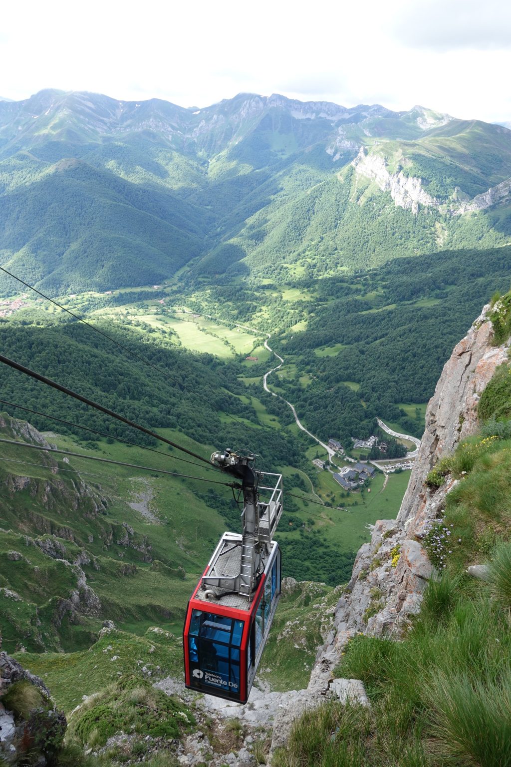picos-de-europa-desde-fuente-d-lovepops-travel